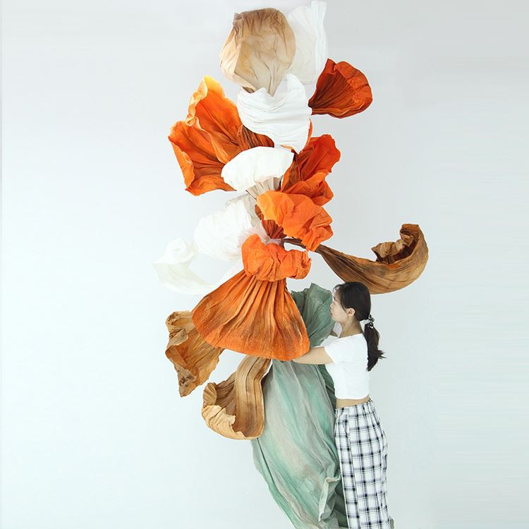 Narančasta umetnička ugradnja papira