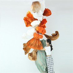 Narančasta umetnička ugradnja papira